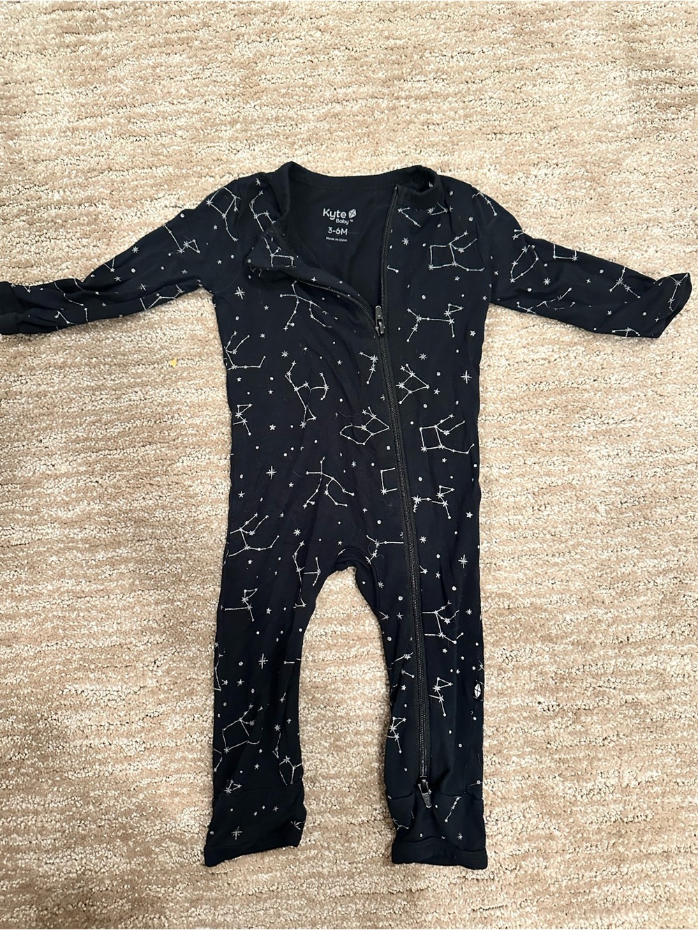Kyte Baby Zippered Romper in Midnight Constellation — 3–6 Months